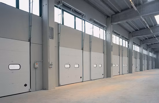 Il sollevamento verticale isolato termicamente d'acciaio automatico industriale arrotola il garage di rotolamento esterno del metallo o la porta a rulli sopraelevata sezionale d'acciaio per il magazzino