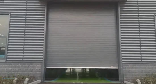 Porta industriale ad alto sollevamento con finestra